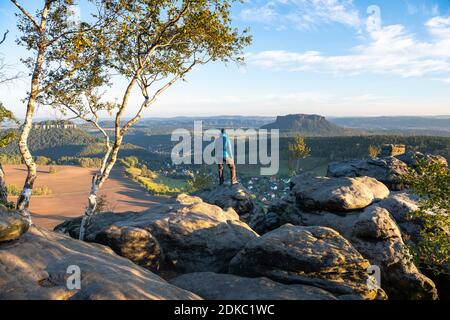 Vue de Pfaffenstein à la forteresse de Königstein et Lilienstein dans les montagnes de grès d'Elbe. Banque D'Images