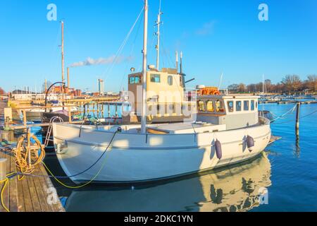 Petit bateau à la jetée de la ville sur un clair beau jour ensoleillé Banque D'Images