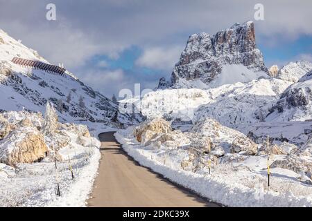 Col de Valparola, paysage enneigé avec le mont averau en arrière-plan, dolomites, cortina d'ampezzo, belluno, vénétie, italie Banque D'Images