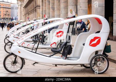 Pousse-pousse à vélo moderne. Velotaxi, bicitaxi taxi vélo sur le parking attendant que les touristes se rendent dans le centre-ville. Transport écologique Banque D'Images