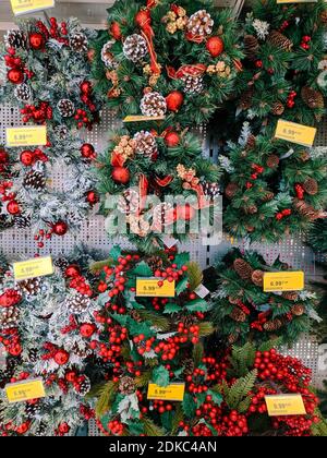 Budva, Monténégro - 15 décembre 2020 : couronnes de Noël vertes en vitrine dans un magasin. Banque D'Images