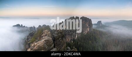 Blick auf die Schrammsteine im Elbsandsteingebirge, Sachsen, Allemagne. Banque D'Images