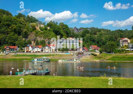 Deutschland, Sachsen, Sächsische Schweiz, Kurort Rahten, Blick über die Elbe auf den Ort Banque D'Images