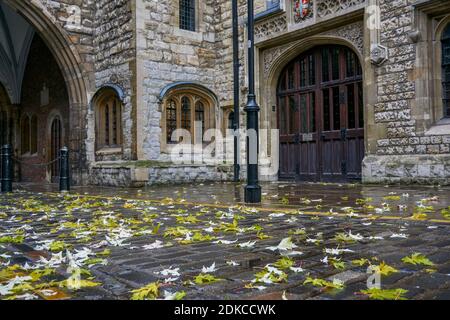 Les feuilles d'automne tombées sur la rue pavée humide, à l'extérieur de la porte Saint-Jean et du Musée de l'ordre de Saint-Jean, St-Jean Lane, Clerkenwell, Londres Banque D'Images