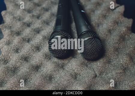 Deux microphones argentés isolés sur fond blanc . Deux microphones sans fil sur la table de conférence Banque D'Images