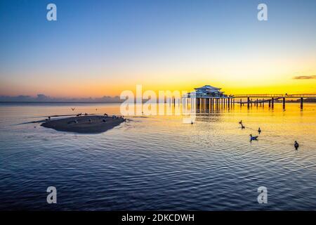 Allemagne, Schleswig-Holstein, côte de la mer Baltique, lever du soleil à Timmendorfer Strand, vue sur Seeschlösschenbrücke Banque D'Images