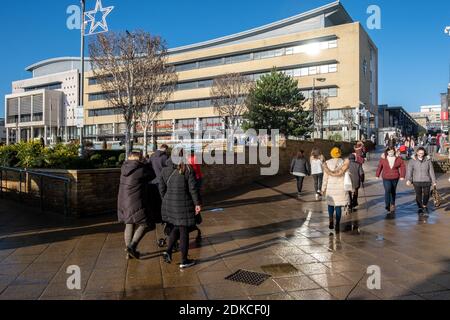 Harlow, Essex, England. 12th December 2020. Shoppers in Harlow Town Centre ahead of the Essex town moving to Tier 3 restrictions from 16th December 2020 - Photographer : Brian Duffy Banque D'Images