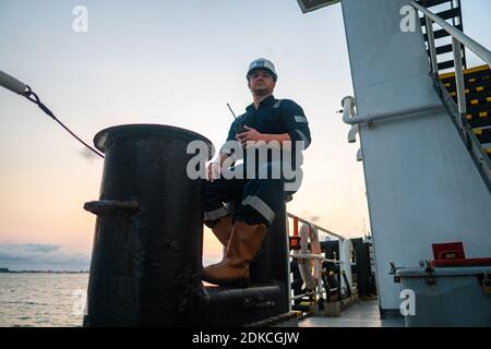 Officier de pont maritime ou de premier officier sur le pont du navire ou bateau offshore Banque D'Images