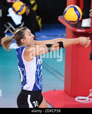 Jiangmen, province chinoise de Guangdong. 15 décembre 2020. Jordan Larson de l'équipe de Shanghai participe au premier match entre Shanghai et Guangdong pour la 3e place à la Super League de volley-ball féminin chinoise de la saison 2020-2021 à Jiangmen, dans la province de Guangdong, dans le sud de la Chine, le 15 décembre 2020. Credit: Deng Hua/Xinhua/Alay Live News Banque D'Images