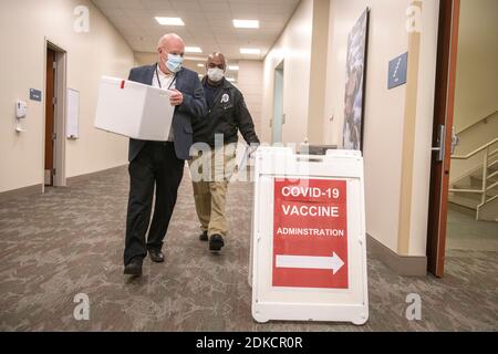 Une boîte réfrigérée contenant les premières doses de vaccin contre le coronavirus Pfizer congelé, qui sera livrée avec sécurité à l'UCHealth Memorial Hospital de Colorado Springs, Colorado, États-Unis, le 14 décembre 2020. Première dose du vaccin Pfizer COVID-19 à Colorado Springs Credit: Chuck Bigger/Alay Live News Banque D'Images