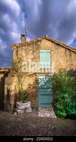 Maison en pierre à Montouliers en été Banque D'Images