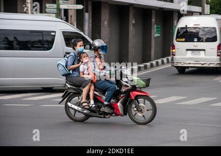 Un motocycliste avec des passagers vus porter des masques à Bangkok.les gens portent des masques protecteurs tandis que les PM2,5 polluants de l'air augmentent à des niveaux malsains à Bangkok. Banque D'Images