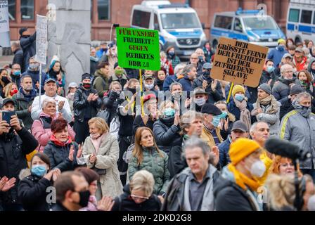 Dortmund, région de la Ruhr, Rhénanie-du-Nord-Westphalie, Allemagne - démonstration d'Anticorona sur Friedensplatz, manifestation contre la politique de santé du gouvernement fédéral et les mesures visant à limiter la propagation de la pandémie du coronavirus, démenteurs de corona, opposants aux vaccins et partisans de théories diffuses de conspiration, démontrez contre les restrictions à la liberté de contenir la crise corona Banque D'Images