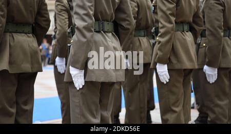 Des soldats se sont alignés sur la place de la ville avant de jouer Cérémonie - les soldats de l'Armée debout dans la rangée ils sont port et port d'uniformes militaires - Banque D'Images