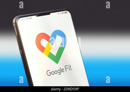 KIEV, UKRAINE-JUIN, 2020: Application mobile Google Fit sur l'écran du téléphone portable. Gros plan Studio Shot d'un smartphone avec l'application Google Fit. Banque D'Images