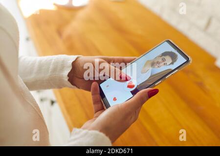 Femme seule tenant mobile et donnant comme au profil de l'homme image sur l'application de datation Banque D'Images