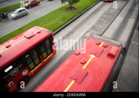 Vue générale des bus transmilenio qui passent le 11 2020 décembre, à Bogota, Colombie Banque D'Images