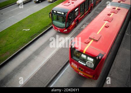 Vue générale des bus transmilenio qui passent le 11 2020 décembre, à Bogota, Colombie Banque D'Images