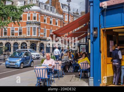 Les personnes qui mangent à l'extérieur au restaurant italien la Brassaria, à l'angle de Marylebone High Street et Devonshire Street, Londres. Banque D'Images