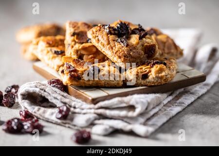Crunchy cereal cookies with nuts and raisins on kitchen table. Banque D'Images
