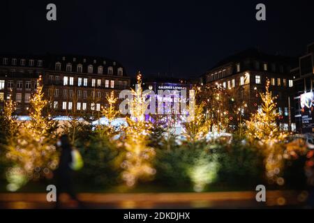 Strasbourg, France - 4 décembre 2020 : vue défocuée du centre commercial Gallerie lafayette à Central place Kleber avec peu de décorations et de grands arbres de Noël pendant le confinement partiel dû aux pandémies de coronavirus Covid-19 Banque D'Images