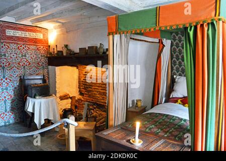 La chambre de naissance de Shakespeare, avec lit à baldaquin, rideaux et Stratford-upon-Avon, Warwickshire, Royaume-Uni Banque D'Images