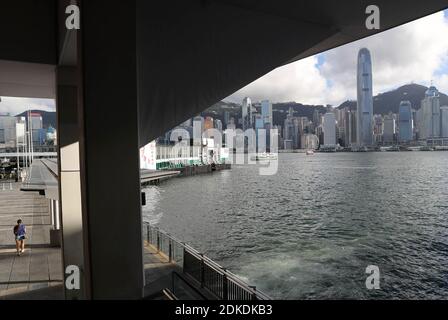 (201215) -- HONG KONG, 15 décembre 2020 (Xinhua) -- la photo prise le 16 juillet 2020 montre un port vacant à Tsim Sha Tsui, Hong Kong, Chine du Sud. L'Office du tourisme de Hong Kong (HKTB) a annoncé mardi que les arrivées de visiteurs à Hong Kong en novembre ont chuté de 99.8 pour cent par rapport à l'année 5,962, ce qui fait de novembre le dixième mois pour assister à une baisse de plus de 90 pour cent depuis février en raison de la pandémie COVID-19. D'après les chiffres publiés par la HKTB, par rapport à la même période l'an dernier, les arrivées de visiteurs entre janvier et novembre ont diminué de 93.2 pour cent pour s'établir à 3.564 millions. ALLER AVEC 'VISITEUR Banque D'Images