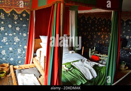 Lieu de naissance de Shakespeare. Chambre de ses parents, avec lit à baldaquin, rideaux et Stratford-upon-Avon, Warwickshire, Royaume-Uni Banque D'Images