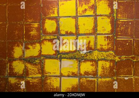 Texture du fond des vieux carreaux sur le sol avec des éraflures et des taches, peint de façon abstraite avec de la peinture marron et jaune Banque D'Images