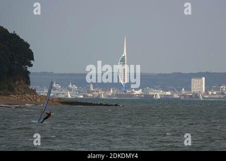 La Tour Spinnaker, connue pour des raisons de parrainage comme la Tour Spinnaker Emirates, à Portsmouth, vue de la plage de Saint helens sur l'île de Wight, Banque D'Images