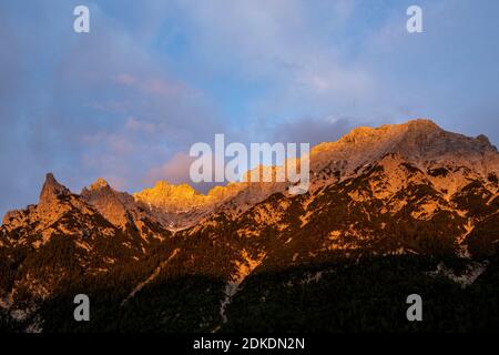 Le Karwendel brille dans les couleurs du coucher du soleil, photographié de Mittenwald Banque D'Images