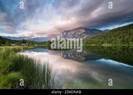 Ambiance nocturne sur les rives du Lautersee près de Mittenwald. En arrière-plan le Karwendel et les nuages. Banque D'Images