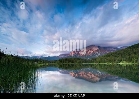 Ambiance nocturne sur les rives du Lautersee près de Mittenwald. En arrière-plan le Karwendel et les nuages. Banque D'Images