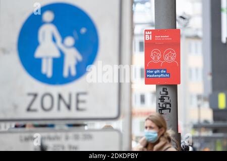 15 décembre 2020, Rhénanie-du-Nord-Westphalie, Bielefeld: "Masques de macabre s'appliquent ici" est écrit sur un panneau dans la zone piétonne. A partir de demain, mercredi 16 décembre 2020, un verrouillage national commence, que les gouvernements fédéral et des États ont décidé. Photo: Friso Gentsch/dpa Banque D'Images