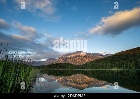 Ambiance nocturne sur les rives du Lautersee près de Mittenwald. En arrière-plan le Karwendel et les nuages. Banque D'Images