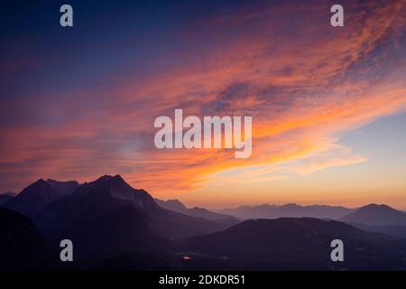 Coucher de soleil depuis le Mittenwalder Hütte, sur le Werdenfelser Land, avec Zugspitze et Wetterstein dans les montagnes Banque D'Images