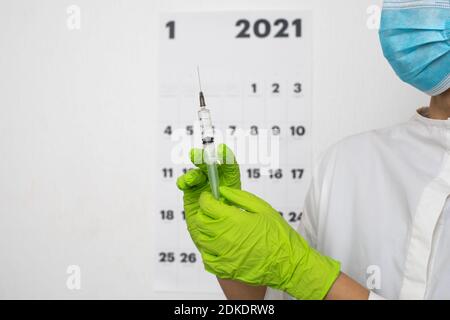 L'homme reçoit un jab, l'homme se vaccine. Les parents obtiennent un vaccin contre le covid-19 de deuxième génération Banque D'Images