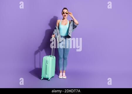 Pleine photo de la fille étonnante touriste arriver aéroport voir frontière fermée virus corona quarantaine bouche ouverte tenir bagages porter jean sans débardeur Banque D'Images