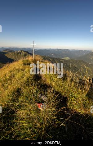 Le Sonntagsspitze avec le sommet de la croix dans le Karwendel, dans les Alpes tyroliennes, avec des marques de chemin en haute herbe et ciel bleu Banque D'Images