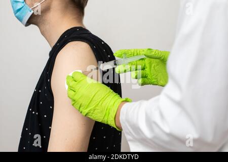 L'homme reçoit un jab, l'homme se vaccine. Les parents obtiennent un vaccin contre le covid-19 de deuxième génération Banque D'Images