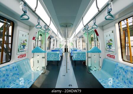 (201215) -- CHANGCHUN, 15 décembre 2020 (Xinhua) -- la photo prise le 15 décembre 2020 montre l'intérieur d'un nouveau type de train de lévitation magnétique à vitesse moyenne à basse terminé dans la ville de Changchun, dans la province de Jilin, dans le nord-est de la Chine. Le fabricant chinois de trains CRRC Changchun Railway Vehicles Co., Ltd. A lancé mardi un nouveau type de train de lévitation magnétique à vitesse moyenne à basse. Le train, dont la vitesse opérationnelle maximale est de 120 km/h, sera déployé sur une route touristique dans la ville de Qingyuan, dans la province de Guangdong, au sud de la Chine, selon la compagnie. POUR ALLER AVEC:'la Chine développe de nouveaux ma à vitesse moyenne à basse Banque D'Images