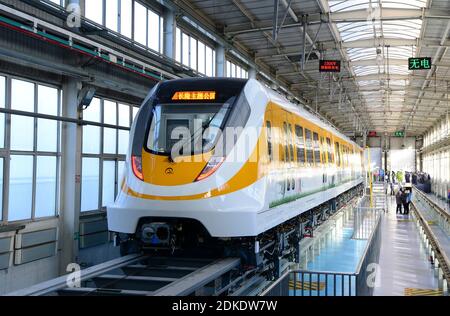 (201215) -- CHANGCHUN, 15 décembre 2020 (Xinhua) -- la photo prise le 15 décembre 2020 montre un nouveau type de train de lévitation magnétique à vitesse moyenne à basse terminé dans la ville de Changchun, dans la province de Jilin, dans le nord-est de la Chine. Le fabricant chinois de trains CRRC Changchun Railway Vehicles Co., Ltd. A lancé mardi un nouveau type de train de lévitation magnétique à vitesse moyenne à basse. Le train, dont la vitesse opérationnelle maximale est de 120 km/h, sera déployé sur une route touristique dans la ville de Qingyuan, dans la province de Guangdong, au sud de la Chine, selon la compagnie. A SUIVRE :'la Chine développe un nouveau train maglev moyen à bas régime' (Xi Banque D'Images