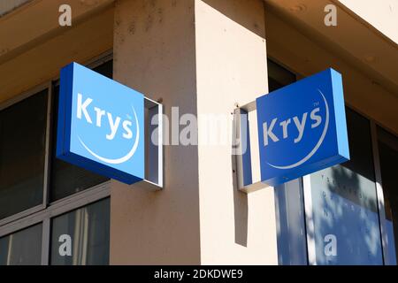 Bordeaux , Aquitaine France - 11 21 2020 : logo optique krys bleu avec texte signe sur la boutique optique lunettes Banque D'Images