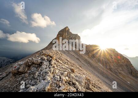 Coucher de soleil sur l'impressionnant Breitgrieskarspitze dans le Karwendel sur la chaîne Hinterau-Vomper sur le Toni Gaugg Höhenweg, orages sombres visibles à gauche de la photo. Banque D'Images