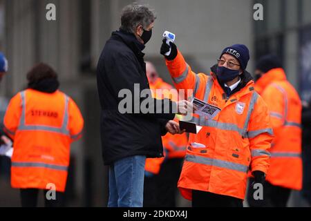 Un fan a pris sa température avant d'entrer dans le stade - Ipswich Town v Portsmouth, Sky Bet League One, Portman Road, Ipswich, UK - 12 décembre 2020 usage éditorial seulement - des restrictions DataCo s'appliquent Banque D'Images