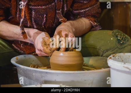 Professionnel hommes potter faire pot dans atelier de poterie Banque D'Images