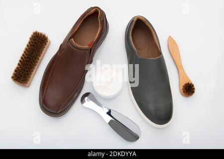 Image haute résolution de la corne de chaussure et des brosses de polissage de chaussure Et crème isolée sur fond blanc Banque D'Images