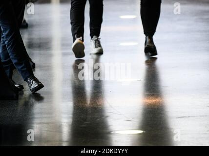 Mayence, Allemagne. 15 décembre 2020. Un homme se tient dans une allée du Parlement de Rhénanie-Palatinat. Le Parlement de l'État s'est réuni pour sa 115e session dans le Rheingoldhalle. Credit: Andreas Arnold/dpa/Alay Live News Banque D'Images