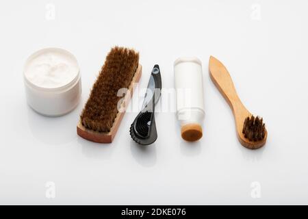 Image haute résolution de la corne de chaussure et des brosses de polissage de chaussure Et crème isolée sur fond blanc Banque D'Images