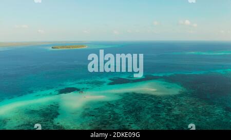 Petite plage de sable sur un atoll de corail dans l'eau turquoise, vue aérienne. Billet d'été et vacances. Balabac, Palawan, Philippines. Banque D'Images